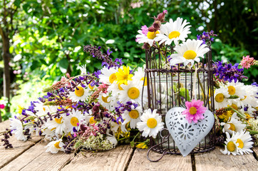 Herzliche Grüße: Frühlingsblumen mit Dekoration :)