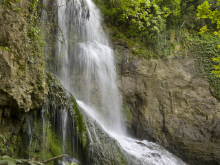 Fototapeta na wymiar Wodospad w pobliżu pięknego miasteczka Krushuna w Bułgarii