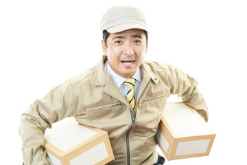 荷物を運ぶ笑顔の男性