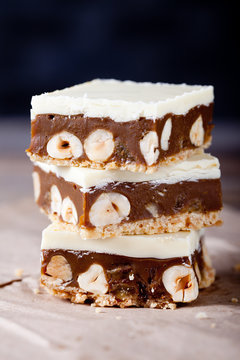 Caramel, white chocolate and nuts squares