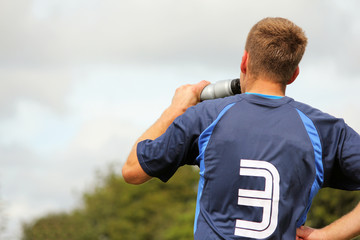 Fußballspieler macht eine Trinkpause © #CNF