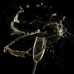 Fototapeta na wymiar Kieliszek szampana z powitalny, na czarnym tle