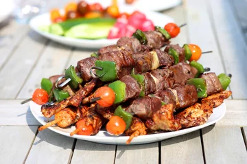 Photo sur Plexiglas Viande Assorted delicious grilled meat with vegetableы on white plate 