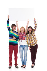 Obraz premium Three shouting young people with banner