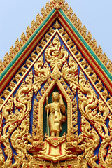 Fototapeta na wymiar statue and molding art on pediment in thai temple