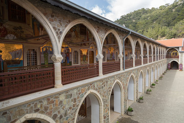 Fototapeta na wymiar Galerie à arcade et dorures au monastère de Kykkos
