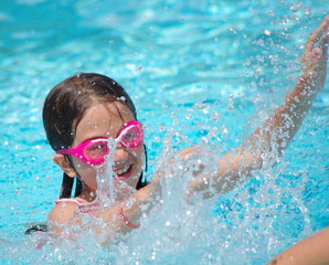 fillette à la piscine