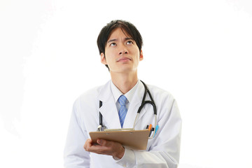 疲れた表情の医師