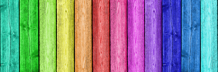 Regenbogenfarben auf Holz