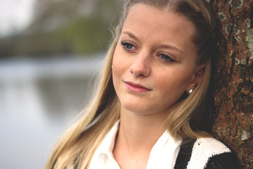 junge Frau in Gedanken versunken