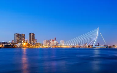 Cercles muraux Pont Érasme Pont Erasmus au crépuscule, Rotterdam, Pays-Bas