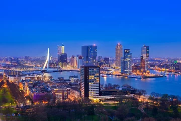 Foto auf Acrylglas Erasmusbrücke Rotterdam in der Dämmerung von Euromast