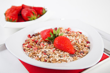 Fruchtmüsli mit frischen Erdbeeren