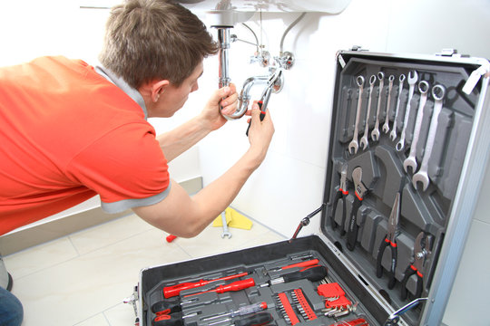 hand mit werkzeug badezimmer