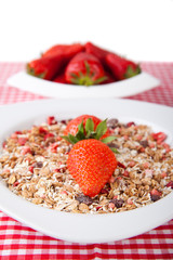Fruchtmüsli mit frischen Erdbeeren von oben