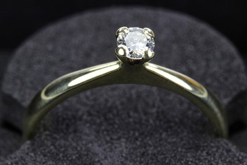 goldener Brillantring im Etui