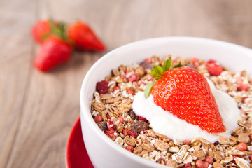Fruchtmüsli mit frischen Erdbeeren von oben