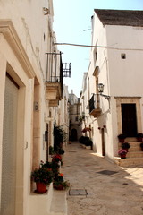 Fototapeta premium Gasse eines kleinen spanischen Dorfes im Sommer