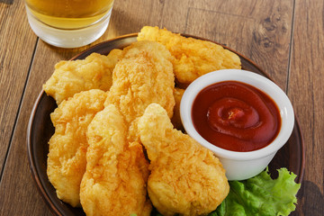 breaded chicken wings with ketchup and beer