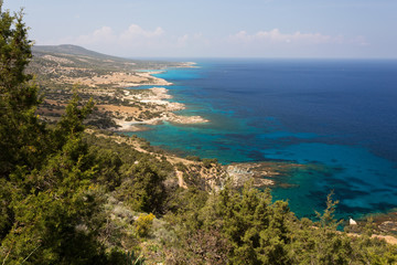 Mer méditerranée turquoise et côte de Chypre