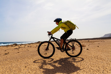 Fototapeta premium woman with bike on Canary island