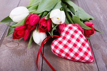 rot-weiß kariertes Herz mit Tulpen auf Holz