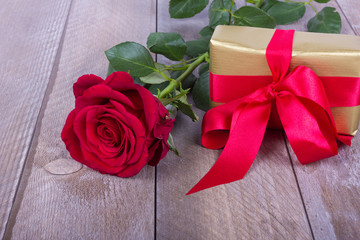 Geschenk mit roter Rose zum Muttertag