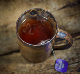 Teetasse auf einem Holztisch