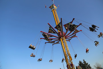 Flying swing carousel