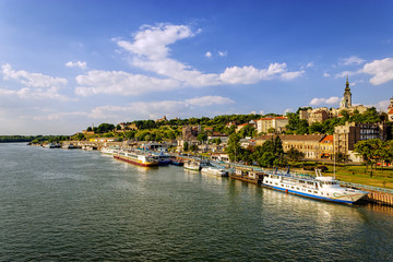 Fototapeta na wymiar Belgrad od rzeki Sawy z łódki turystycznych