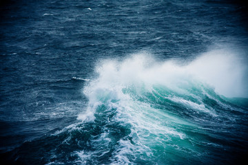 Naklejka premium Wave Breaking and Spraying in Strong Winds