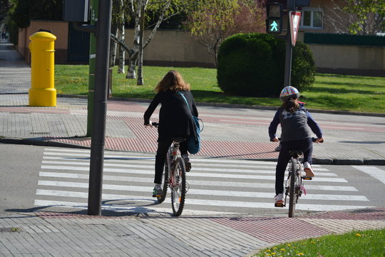 Fototapeta madre e hija en bicicleta en la ciudad