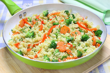 Millet fried with carrots, broccoli, paprika and onion
