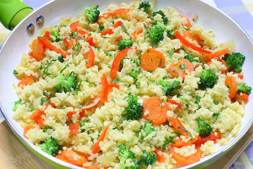 Millet fried with carrots, broccoli, paprika and onion