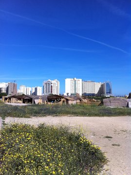 edificios y chabolas