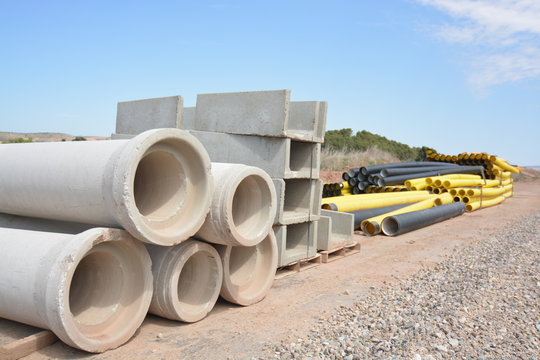 material de construccion en obra, tubos de piedra y plastico