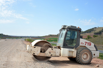 Obraz premium maquina apisonadora en carretera en obras
