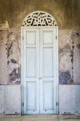 Fototapeta na wymiar Stare klasyczne drzwi i okna