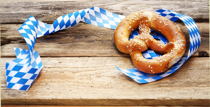 Breze und wei&szlig;-blaue Schleife auf Biertisch