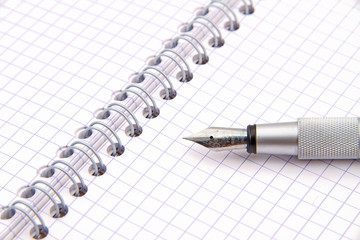Bloc note et stylo plume