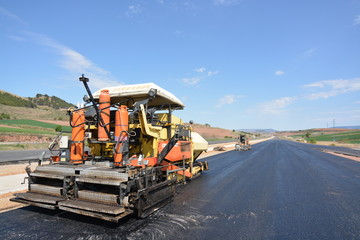 carretera en obras con maquinaria para el asfalto