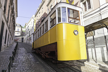Naklejka na ściany i meble Starożytna i stary tramwaj z Lizbony