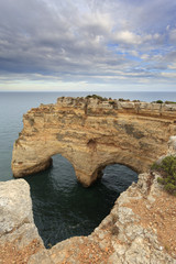 Fototapeta na wymiar Amor esculpido na rocha em praia do Algarve