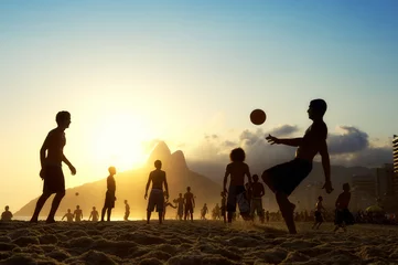 Keuken foto achterwand Brazilië Zonsondergangsilhouetten die Altinho-voetbal spelen Strandvoetbal Brazilië