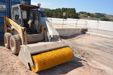 vehiculo con cepillo giratorio para limpieza en la construccion