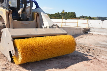 maquina de limpieza de carreteras con cepillo giratorio amarillo