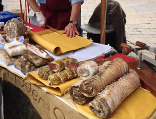 salumi toscani al mercato di Volterra