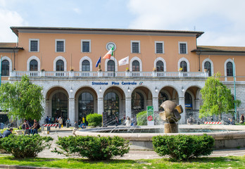 Fototapeta na wymiar Pisa, Włochy - 24 kwietnia 2014: Turystów z przodu dworca