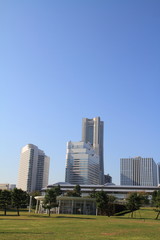 Fototapeta na wymiar 臨港パークと横浜ランドマークタワー
