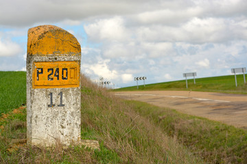 se&ntilde;al amarilla de piedra indicadora en carretera